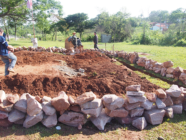 パラグアイSV2015：石を積み上げる様子
