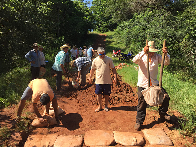 パラグアイSV2015：2016年1月29日　道直し　コンパクターで土を固めている様子