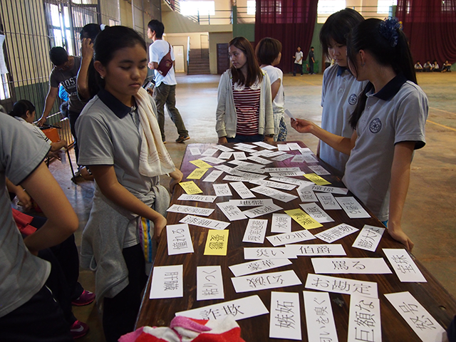 パラグアイSV2015：ピラポ日本人学校の中学生とカルタをする