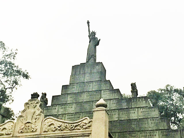 烈士の墓を見守る自由の女神像