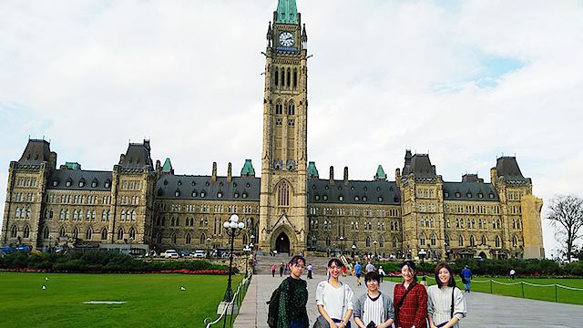 カナダSV2018：In Front of the Canadian Parliament House in Ottawa