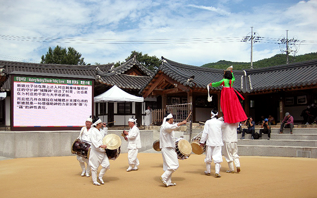 韓国SV2018：写真2　河回仮面劇の様子（安東市河回マウル内、タルチュム劇場にて撮影。2018年9月8日）
