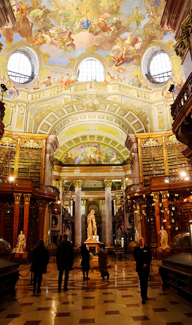 オーストリアSV2019：オーストリア国立図書館（宮廷図書館）。壁を埋め尽くす本の数々